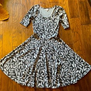 LuLaRoe print dress gray Small feathers
